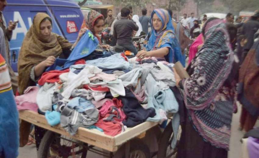 لاہور: موسم گرما کی آمد پر خواتین لنڈا بازار سے بچوں کے لیے ..