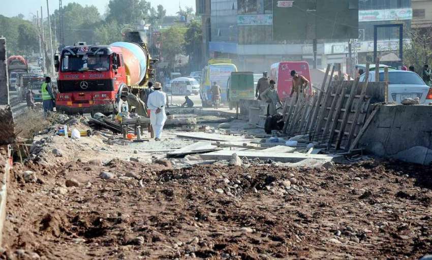 اسلام آباد: مزدور کھنہ پل سگنل فری ایکسپریس وے کے تعمیراتی ..