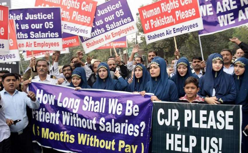 لاہور: نجی ائیر لائن کے ملازمین اپنے مطالبات کے حق میں احتجاج ..