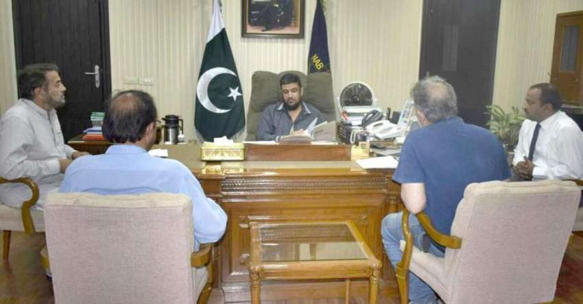 لاہور: ڈی جی نیب لاہور شہزاد سلیم اپنے دفتر میں کھلی کچہری ..