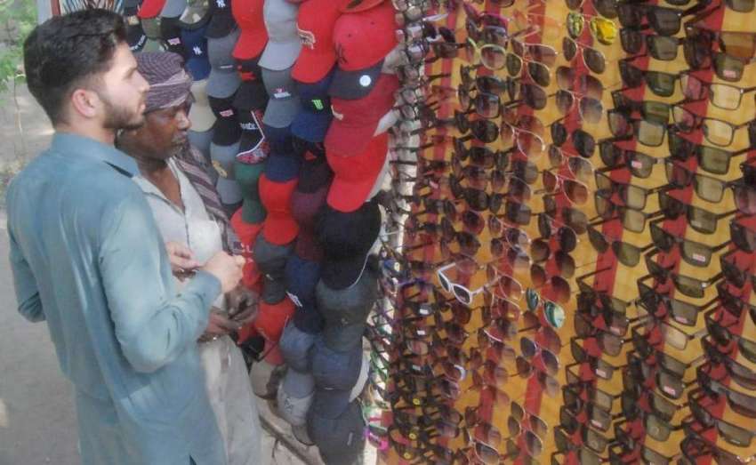 لاہور: ایک نوجوان عینک خریدنے کے لیے پسند کر رہا ہے۔