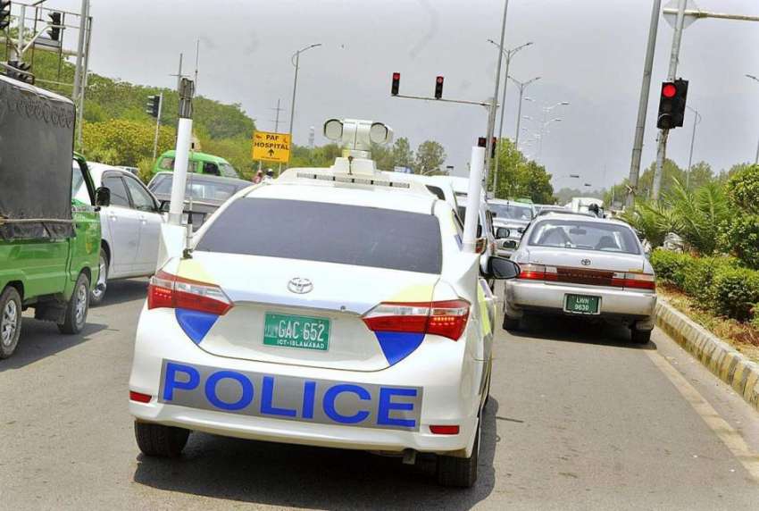 اسلام آباد: وفاقی دارالحکومت میں پولیس اہلکار گاڑی پر گشت ..