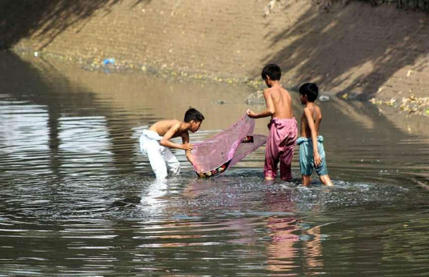 ملتان: بچے نوبہار نہر سے مچھلیاں پکڑ رہے ہیں۔