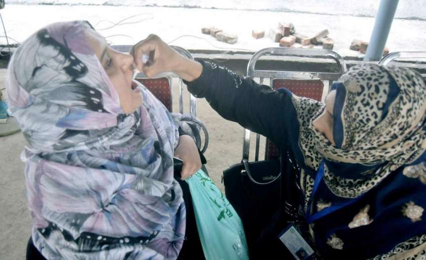 لاہور:حج پر جانے والی خاتون کو حاجی کیمپ میں پولیو کے قطرے ..