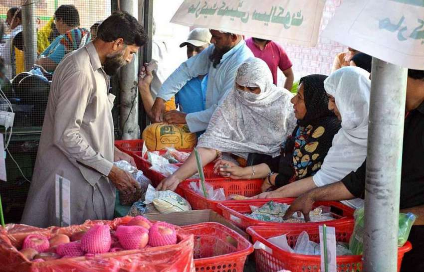 سیالکوٹ: خواتین سستا رمضان بازار سے خریداری کر رہی ہیں۔