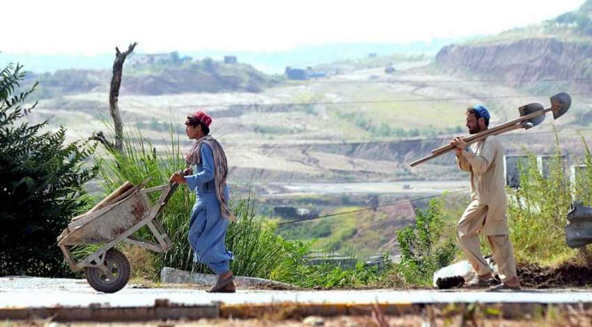 راولپنڈی: مزدو اپنے اوزار لیے دیہاڑی کی تلاش میں جا رہے ہیں۔