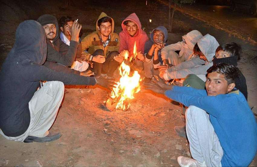 فیصل آباد: شہری سردی کی شدت سے بچنے کے لیے آگ جلائی بیٹھے ..