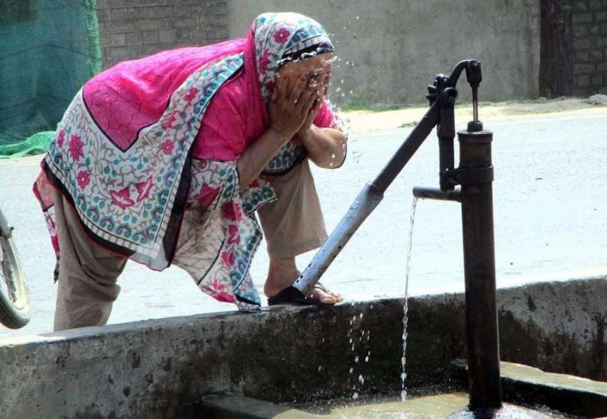 فیصل آباد: خاتون گرمی کی شدت کو کم کرنے کے لیے منہ پر پانی ..