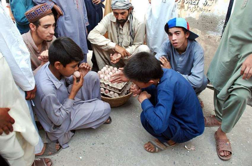 پشاور: افغان رفیوجی روایتی گیم کھیلنے میں مصروف ہیں۔