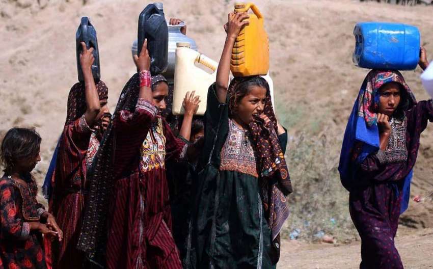 حیدر آباد: دیہاتی بچیاں پینے کے لیے صاف پانی بھرنے کے بعد ..