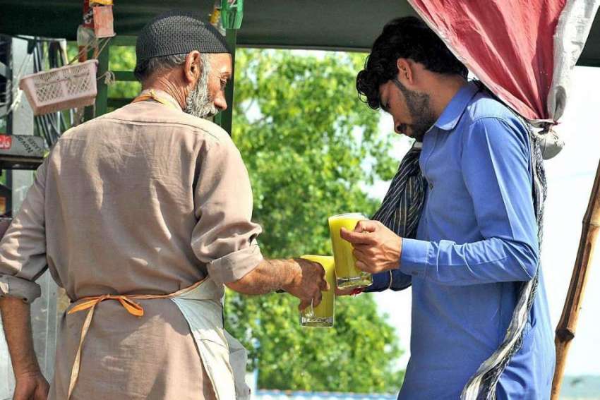 اسلام آباد: ریڑھی بان گنے کا رس فروخت کر رہا ہے۔