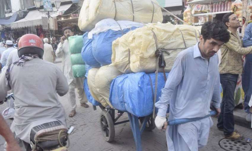 لاہور: محنت کش ہتھ ریڑھی پر بھاری سامان رکھے جار ہاہے۔