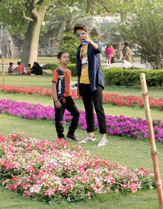 لاہور: جیلانی پارک میں نوجوان سیلفی لیتے ہوئے۔