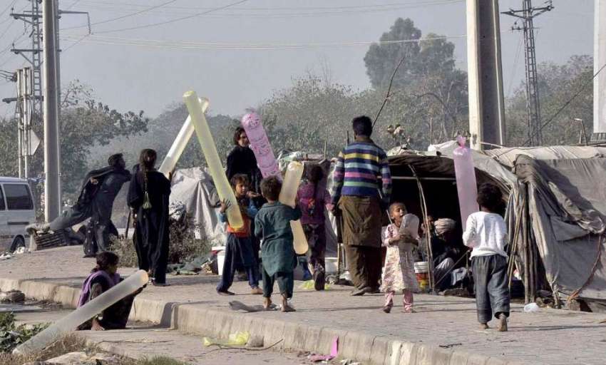 اسلام آباد: خانہ بدوش بچے بیلون سے کھیل رہے ہیں۔