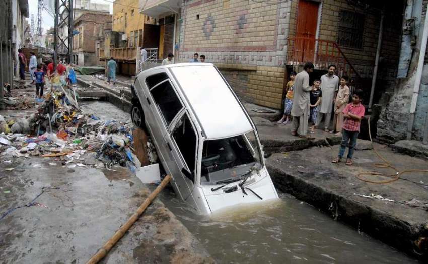 راولپنڈی: موسلا دھار بارش کے باعث کالج روڈ سے بہہ جانیوالی ..