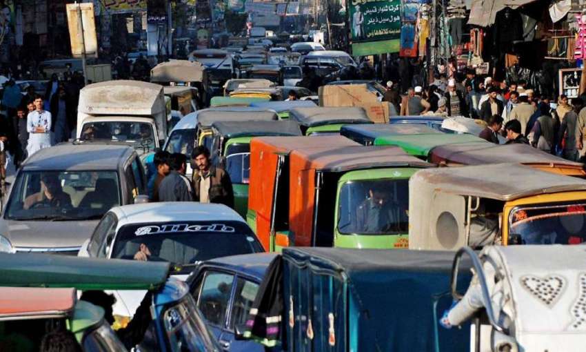 راولپنڈی: راجہ بازار میں شدید ٹریفک جام کا منظر۔