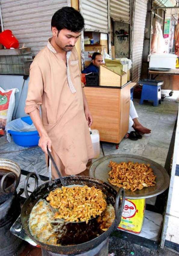 اسلام آباد: کاندار افطاری کے پیش نظر پکوڑے بنا رہا ہے۔