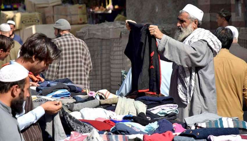 پشاور: شہری گرم کپڑے خرید رہے ہیں۔