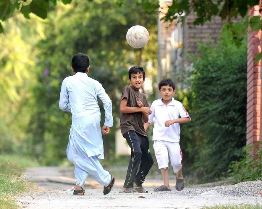 اسلام آباد: بچے گلی میں فٹبال کھیل رہے ہیں۔