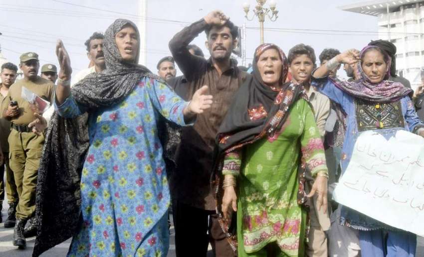 لاہور: صادق آباد کے رہائشی اپنے مطالبات کے حق میں مال روڈ ..