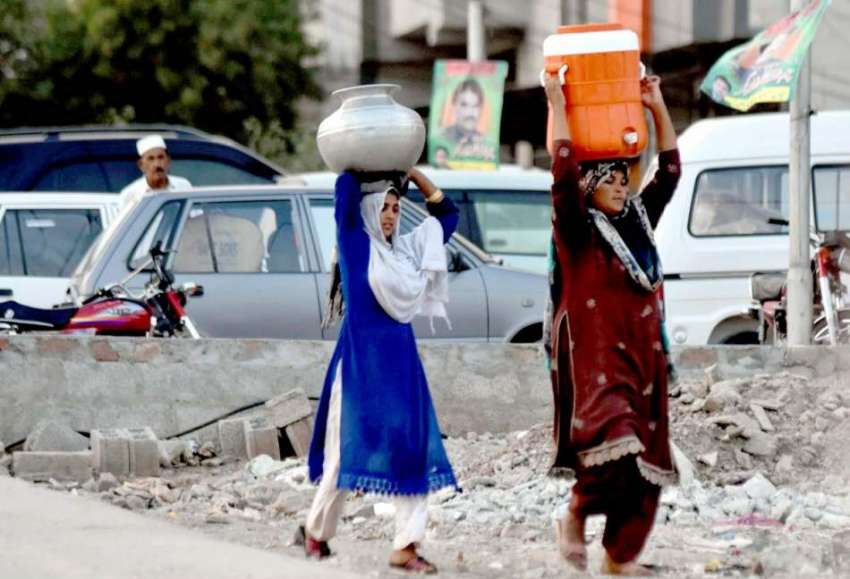راولپنڈی: خانہ بدوش خواتین پینے کے لیے صاف پانی بھرنے کے ..