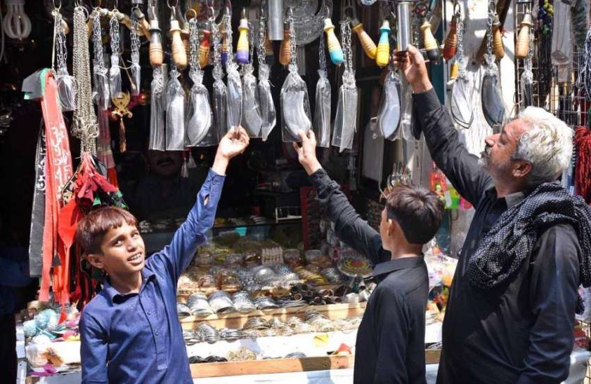 لاہور: عزادار محرم الحرام کے حوالے سے خریداری کر رہے ہیں۔