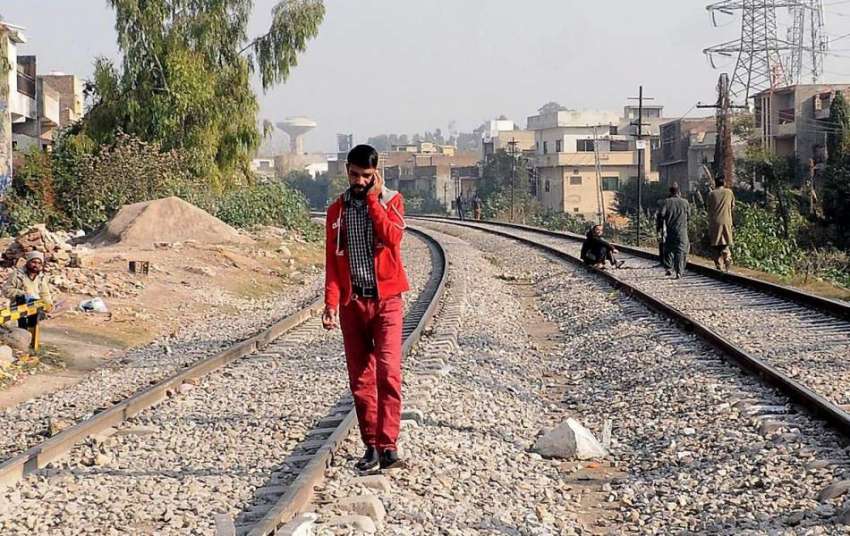 راولپنڈی: مڑیڑ ریلوے ٹریک پر ایک نوجوان موبائل فون پر گفتگو ..