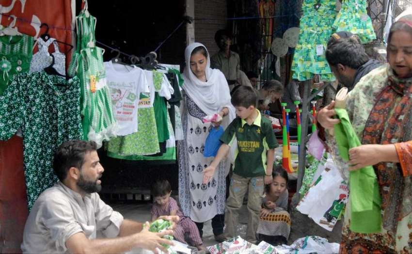 راولپنڈی: اردو بازار میں خواتین یوم آزادی کی مناسبت سے شرٹیں ..