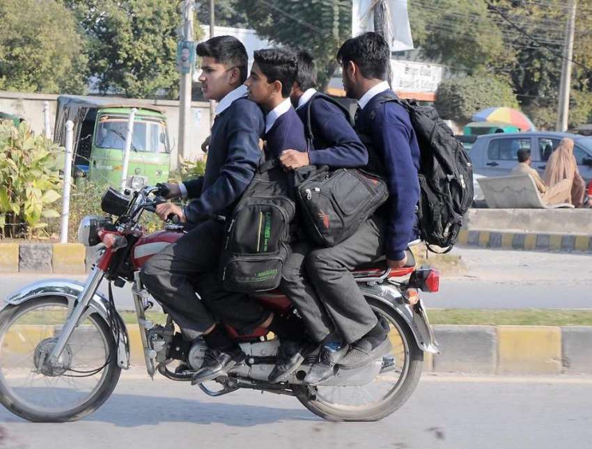 راولپنڈی: ٹریفک پولیس کی نااہلی کے باعث بغیر ہیلمٹ طلبہ ..