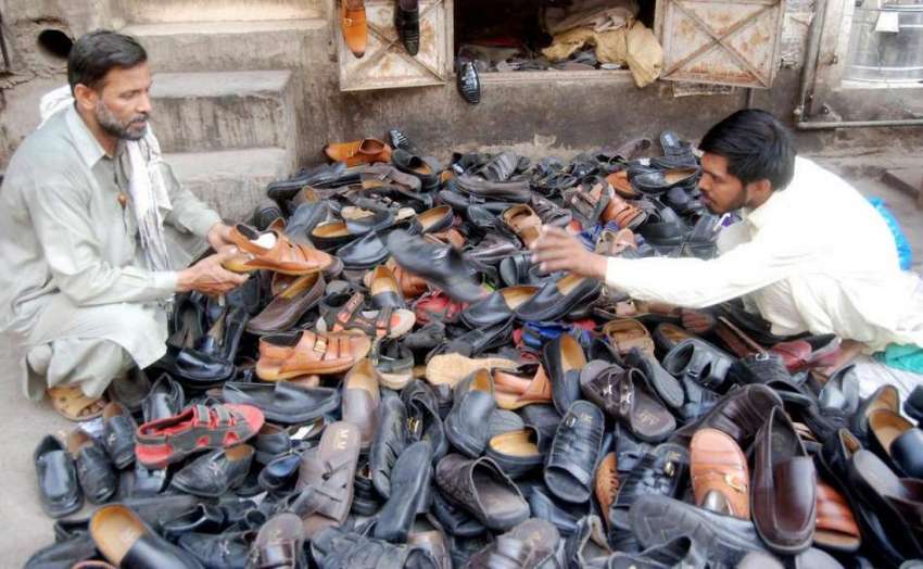 لاہور: ایک شہری جوتا خریدنے کے لیے پسند کر رہا ہے۔