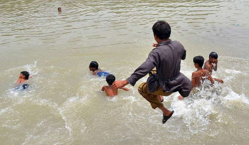 حیدر آباد: نوجوان خطرناک انداز سے نہر میں جمپ لگا کر نہا ..