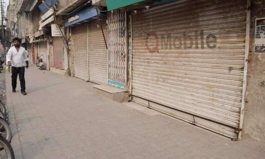 لاہور: مال روڈ میں دکانیں بند پڑی ہیں۔