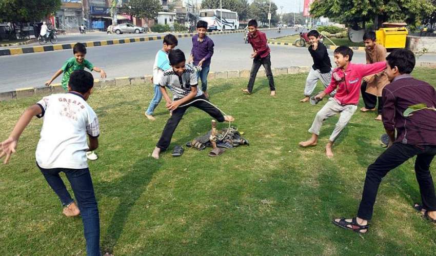 لاہور: بچے گرین بیلٹ پر روایتی گیم (بندر قلا) کھیل رہے ہیں۔