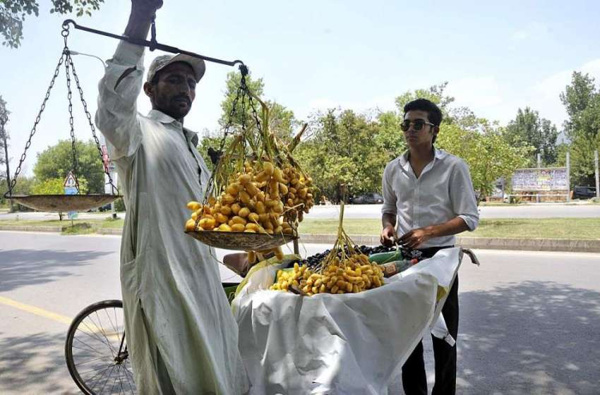 اسلام آباد: وفاقی دارالحکومت میں ایک شہری تازہ کھجوریں خرید ..
