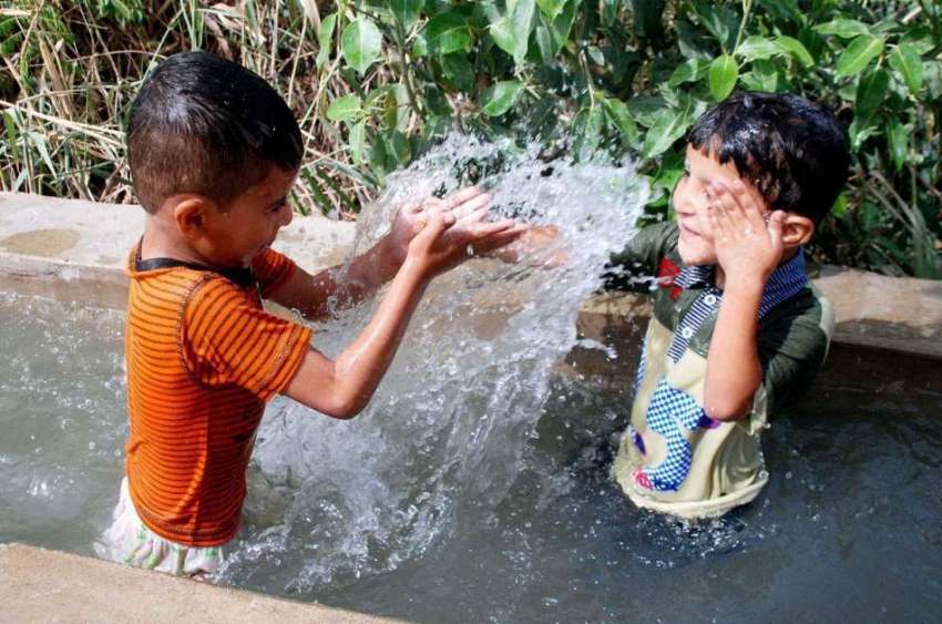 حیدر آباد: بچے گرمی کی شدت سے بچنے کے لیے نہر میں نہا رہے ..