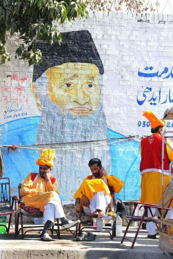 راولپنڈی: ڈھولچی سڑک کنارے کام کے انتظار میں بیٹھے ہیں۔
