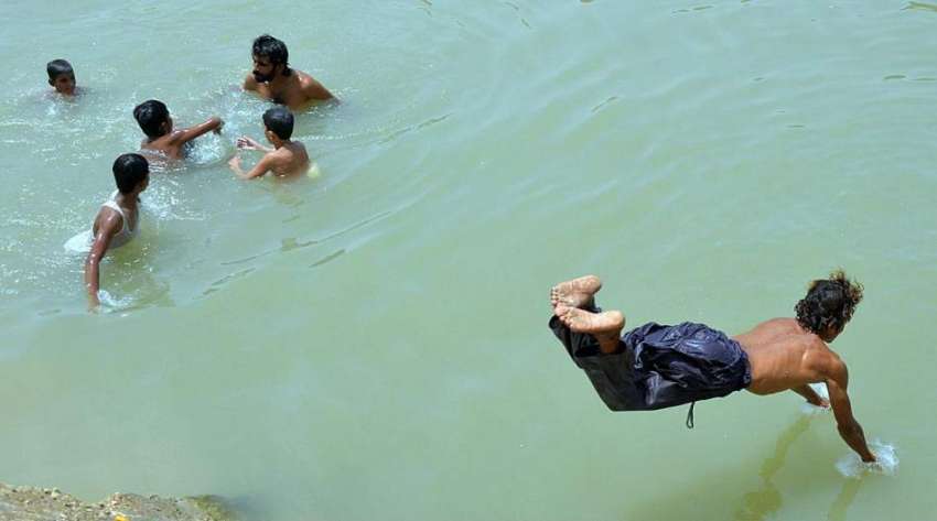 حیدر آباد: نوجوا ن گرمی کی شدت سے بچنے کے لیے نہر میں نہا ..