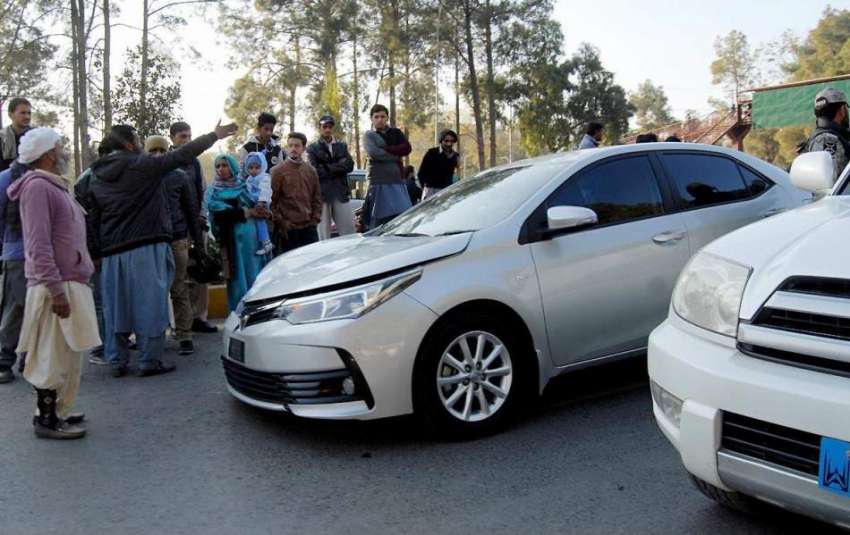 اسلام آباد: ہائی وے پر حادثے کا شکار ہونے والی گاڑی کے پاس ..