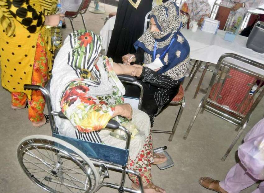 لاہور: حاجی کیمپ میں عازمین حج کو حفاظتی ٹیکے لگائے جا رہے ..