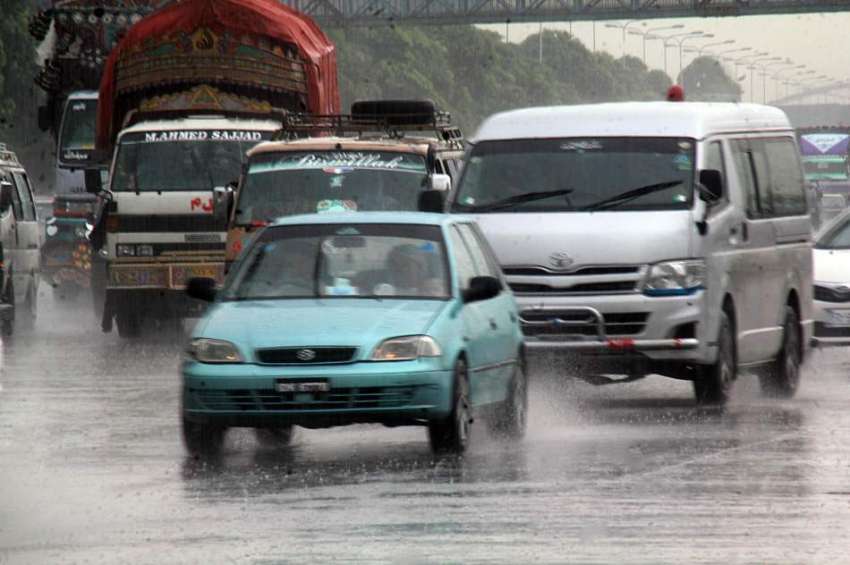 اسلام آباد: وفاقی دارالحکومت میں بارش کے دوران ٹریفک رواں ..