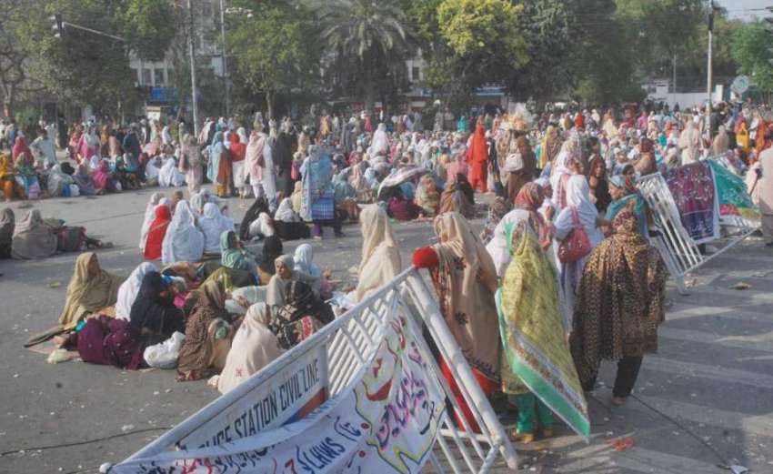 لاہور: لیڈی ہیلتھ ورکرز نے اپنے مطالبات کے حق میں دھرنا دے ..