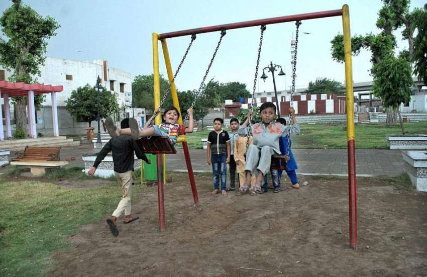 ملتان: بچے مقامی پارک میں جھولوں سے لطف اندوز ہو رہے ہیں۔