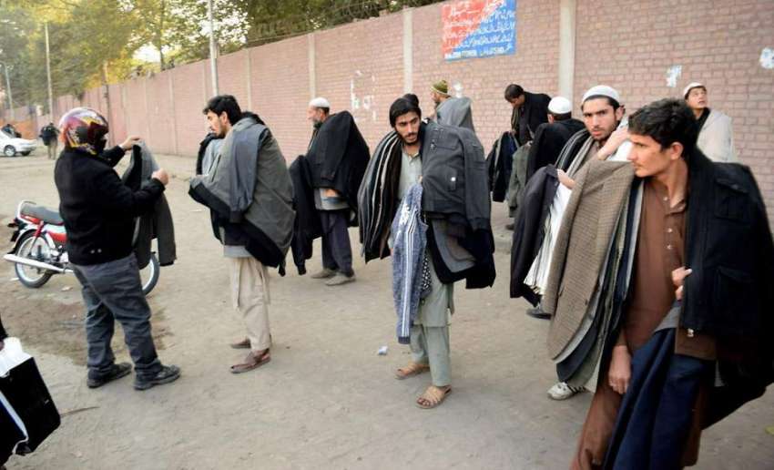 لاہور: شہری سردی کی شدت سے بچنے کے لیے جیکٹ خرید رہا ہے۔
