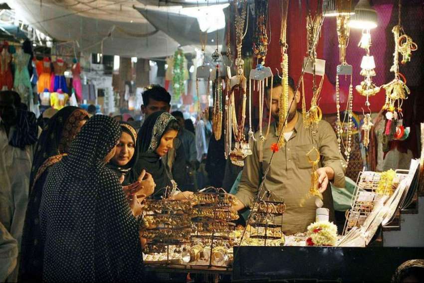 ملتان: عید کی تیاریوں میں مصروف خواتین جیولری خرید رہی ہیں۔