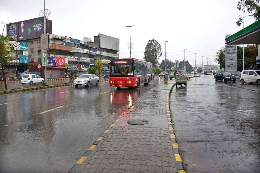 لاہور: صوبائی دارالحکومت میں بارش کے دوران ٹریفک رواں دواں ..