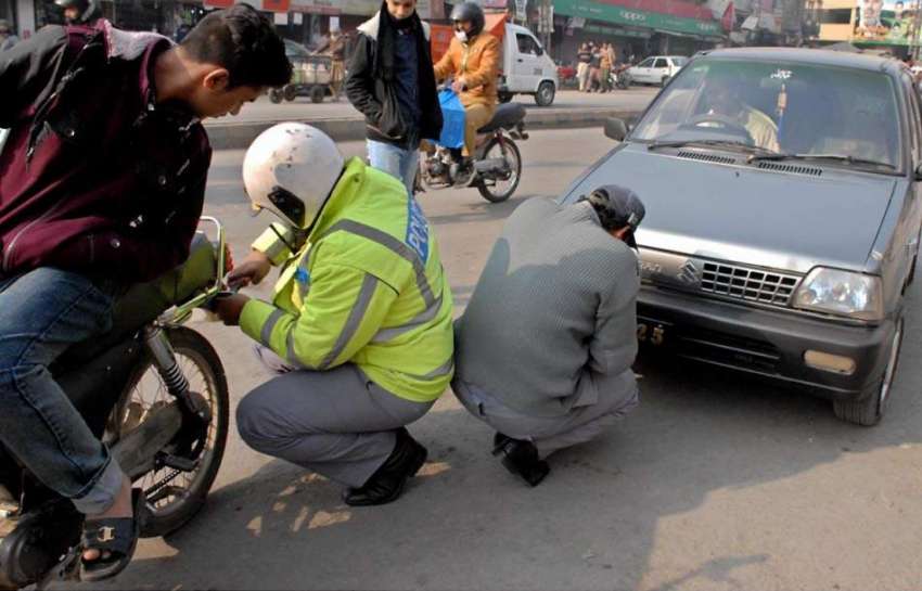 راولپنڈی: راجہ بازار میں ٹریفک پولیس اہلکار غیر نمونہ نمبر ..