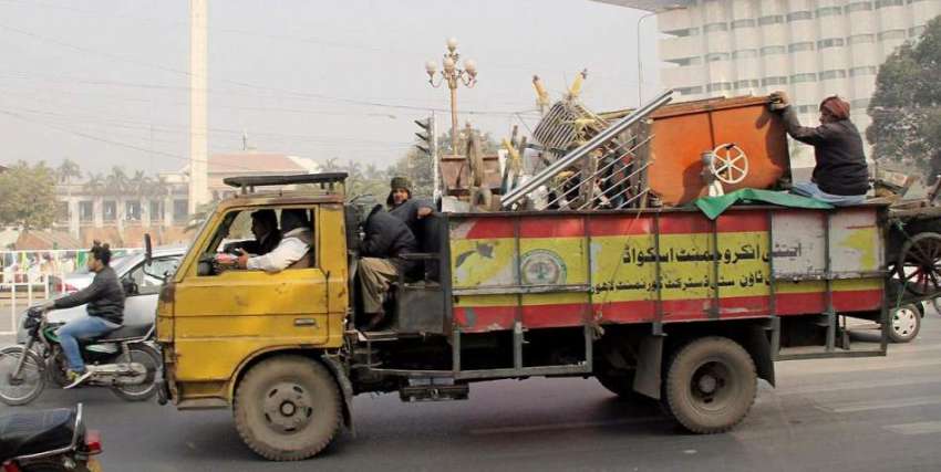 لاہور: ناجائز تجاوزات کیخلاف کریک ڈاؤن کے دوران قبضے میں ..