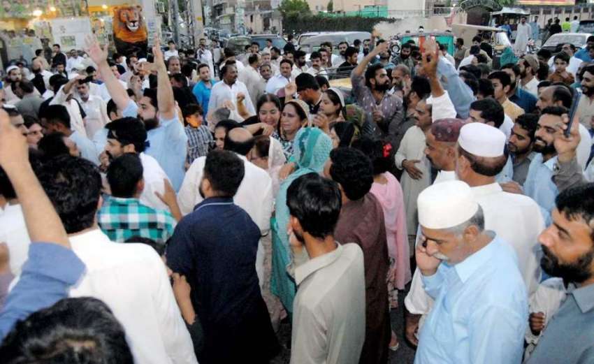راولپنڈی: مسلم لیگی کارکن عدالتی فیصلے کے خلاف مری روڈ پر ..