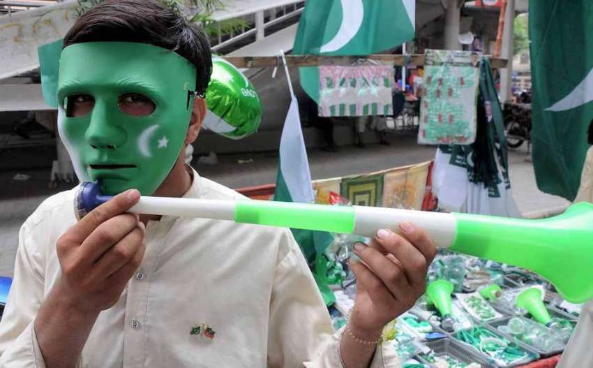 اسلام آباد: جشن آزادی کے سلسلے مں ی بچے آبپارہ مارکیٹ سے ..