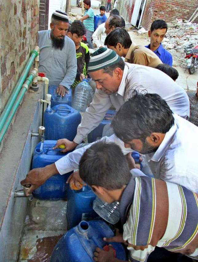 فیصل آباد: شہری واٹر فلٹریشن پلانٹ سے پینے کے لیے پانی بھر ..